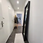Sunny Center Apartment, Free Parking شقة بييشتِني