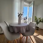 Sunny Center Apartment, Free Parking Apartament *
